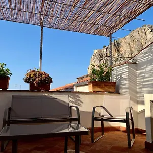 Couette-café Cortile Umberto I, Cefalù